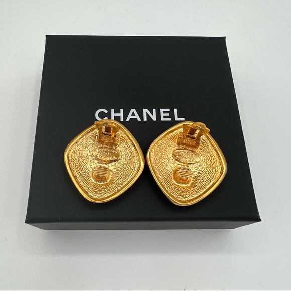 Authentic Chanel 24k gold plated clip on earrings ❤️ - Picture 3 of 3